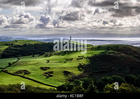 Fernsicht auf das hoad Leuchtturm und Morecambe Bay von der Cumbria Weise berücksichtigt mit geringem Sonnenschein Hervorhebung der umliegenden Hügel Stockfoto