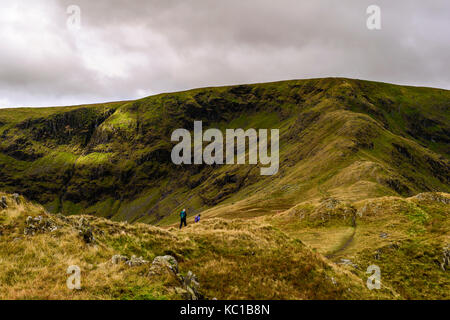 Breite rechtwinklig auf den Aufstieg von mardale Kopf, haweswater, über rauhe Felsen und über riggingdale in Richtung High Street, der alten Römerstraße. Stockfoto