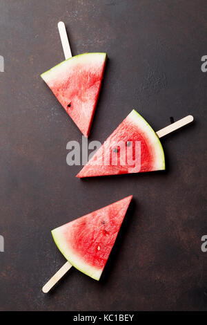 Frische Wassermelone auf Stein Hintergrund. Ansicht von oben Stockfoto