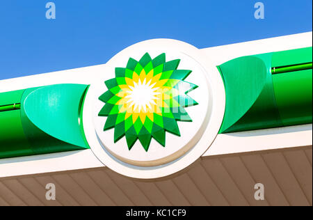 Moskau, Russland - 17. August 2017: British Petroleum BP-Tankstelle Logo über blauen Himmel. British Petroleum ist eine britische multinationale Erdöl und Erdgas c Stockfoto