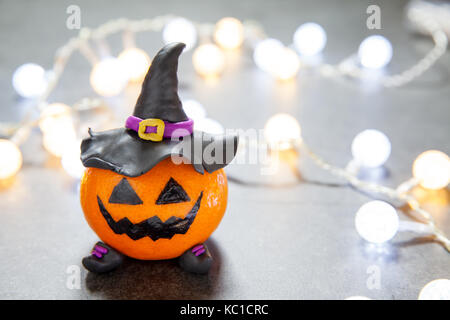 Halloween Kürbis Mandarine mit schwarzen Hexen Hut Stockfoto