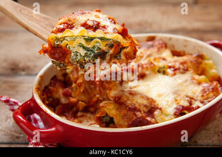 Italienische Lasagne Brötchen mit Tomaten, Spinat und Ricotta Stockfoto