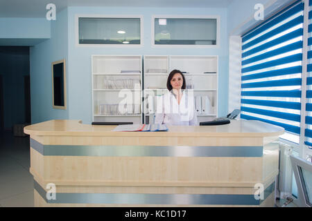 Flur der Notaufnahme und ambulante Krankenhaus und Frau Rezeptionist Stockfoto