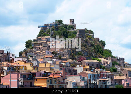 Die Stadt Forza D'Agro, hoch in den Bergen rund um die Stadt Messina auf der Insel Sizilien. Stockfoto