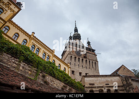 Sighisoara Clock Tower (Turnul cu Ceas) während eine trübe Herbst am Nachmittag. Es ist der Haupteingang von Sighisoara Burg, in Rumänien, der Geburtsort von Vlad T Stockfoto