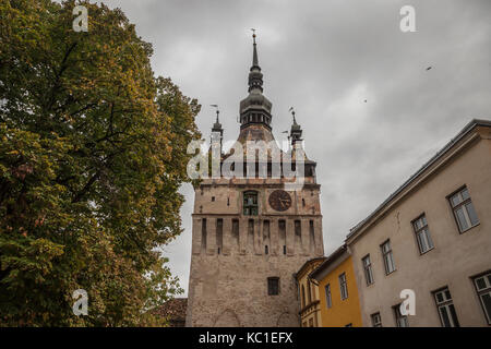 Sighisoara Clock Tower (Turnul cu Ceas) während eine trübe Herbst am Nachmittag. Es ist der Haupteingang von Sighisoara Burg, in Rumänien, der Geburtsort von Vlad T Stockfoto