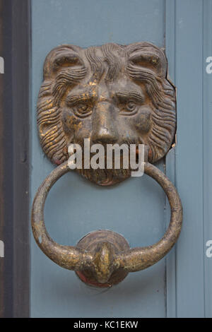 Lion mit einem Ring messing Türklopfer im französischen Viertel gefunden, New Orleans. Stockfoto