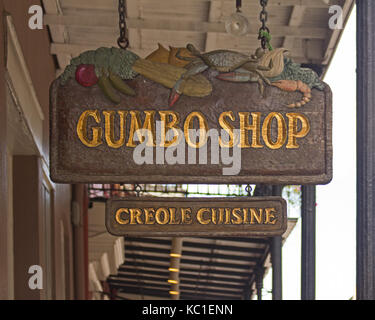 Holz- Gumbo Shop und kreolische Küche Zeichen, die in der Nähe von Jackson Square im Französischen Viertel in New Orleans, Louisiana hängen. Stockfoto