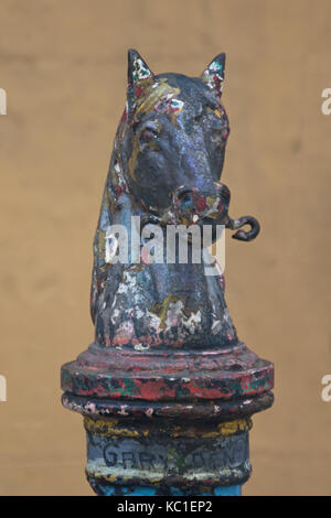 Nahaufnahme der alte, raue Pferdekopf Hitching Post oben. French Quarter, New Orleans, Louisiana. Stockfoto