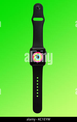 Apple Watch Serie 2 (38 mm mit grauem Aluminium mit schwarzer Sport Band), in der die bunten Ringe der Aktivität, Fitness tracker App. Stockfoto