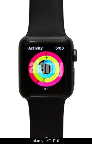 Apple Watch Serie 2 (38 mm mit grauem Aluminium mit schwarzer Sport Band), in der die bunten Ringe der Aktivität, Fitness tracker App. Stockfoto