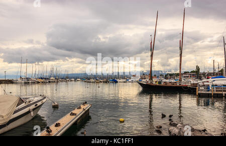 Schöne Aussicht auf den Sonnenuntergang in Lausanne Marina mit Yachten auf See Genf, Lausanne Ouchy Fischerdorf, in der Schweiz, in Europa. Stockfoto