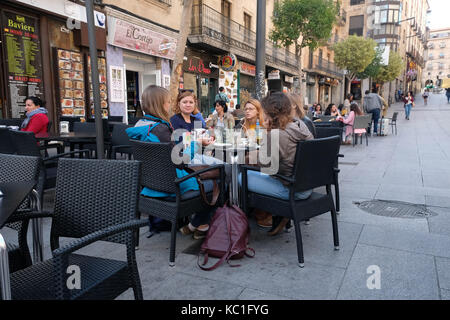 September 2017 - Gruppe von jungen Menschen genießen einen Cbreak in einem Straßencafe in Salamanca Spanien.. Stockfoto