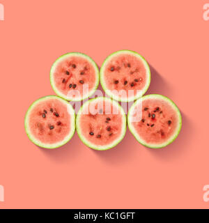 Wassermelone auf rosa Hintergrund isoliert. Stockfoto