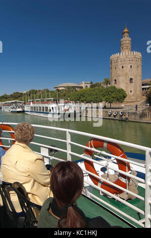 Sightseeing auf dem Fluss Guadalquivir und Torre del Oro, Sevilla, Andalusien, Spanien, Europa Stockfoto