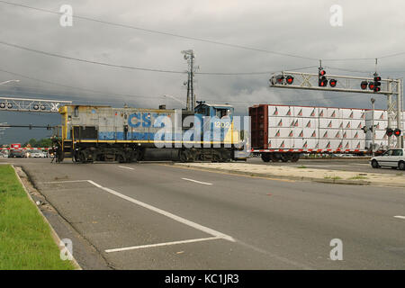 Lokalen Güterzug geht über einen Bahnübergang in Jacksonville, Florida, USA Stockfoto