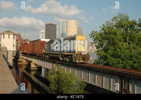 Csx Lokomotive Befugnisse einer lokalen Güterzug über den Fluss Hillsborough in Tampa, Florida, USA Stockfoto