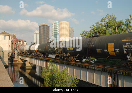 Einen lokalen Güterzug geht über den Fluss Hillsborough in Tampa, Florida, USA Stockfoto