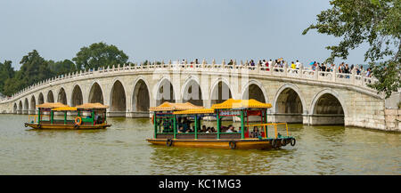 17 Bogenbrücke über Kunming see panorama, Sommerpalast, Peking, China Stockfoto