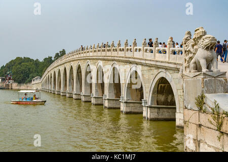 17 Bogenbrücke über Kunming See, Sommerpalast, Peking, China Stockfoto