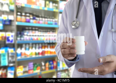 Medizin Arzt patient healthcare Konzept Empfängnisverhütung Rx prescription Form in der Drogerie Apotheker Apotheke Stockfoto