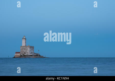 Ein Blick auf den Leuchtturm in Olbia Golf auf dem Sunset Stunde Stockfoto