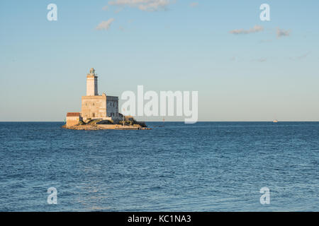 Ein Blick auf den Leuchtturm in Olbia Golf auf dem Sunset Stunde Stockfoto