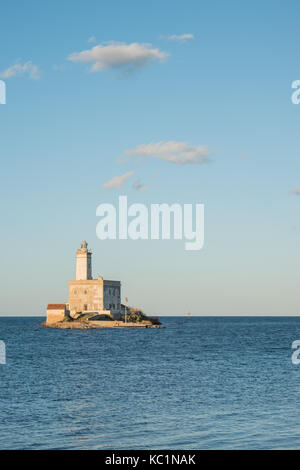 Ein Blick auf den Leuchtturm in Olbia Golf auf dem Sunset Stunde Stockfoto