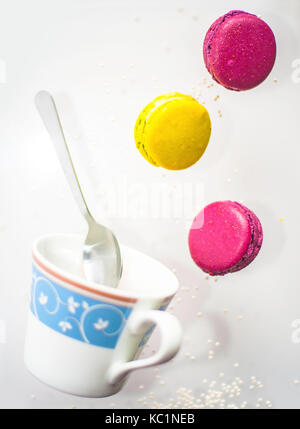 Flying Teeservice und bunte Macarons Stockfoto