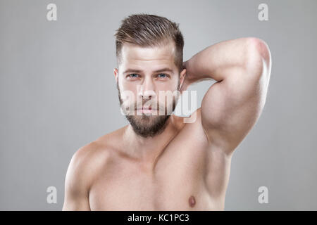 Porträt der jungen gut aussehender bärtiger Mann mit einem neuen Haare schneiden. Stockfoto