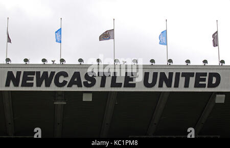 Flaggen HALBMAST IN ERINNERUNG AN F Newcastle United FC V LIVERPOO ST JAMES PARK Newcastle, England, 01. Oktober 2017 Stockfoto