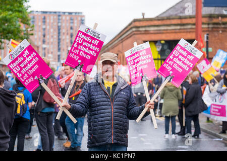 Manchester, Großbritannien. Am 1. Oktober 2017. Geschätzte 50.000 Demonstranten marschierten durch Manchester City Centre in einer Demonstration gegen die Regierung. Der Protest fällt mit der Eröffnung der Parteitag der Konservativen Partei in der Stadt gehalten wird. © Christopher Middleton/Alamy leben Nachrichten Stockfoto