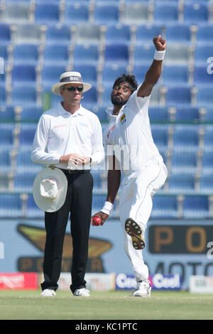 Abu Dhabi. Am 1. Oktober 2017. Sri Lankan schnell Bowler Nuwan Pradeep Schalen während des vierten Tag der erste Test Cricket Match zwischen Sri Lanka und Pakistan bei der Sheikh Zayed Stadion in Abu Dhabi am 1. Oktober 2017 Credit: isuru Peiris/Alamy leben Nachrichten Stockfoto