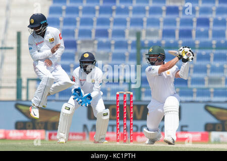 Abu Dhabi. Oktober 2017. Yasir Shah (R) aus Pakistan spielt am vierten Tag des ersten Test Cricket Matches zwischen Sri Lanka und Pakistan im Sheikh Zayed Stadium in Abu Dhabi am 1. Oktober 2017 eine Chance.Quelle: Isuru Peiris/Alamy Live News Stockfoto