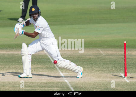 Abu Dhabi. Am 1. Oktober 2017. Dimuth Karunaratne von Sri Lanka Fledermäuse bei Tag vier der ersten Test zwischen Pakistan und Sri Lanka an der Sheikh Zayed Stadion am 1. Oktober 2017 in Abu Dhabi, Vereinigte Arabische Emirate Quelle: isuru Peiris/Alamy leben Nachrichten Stockfoto