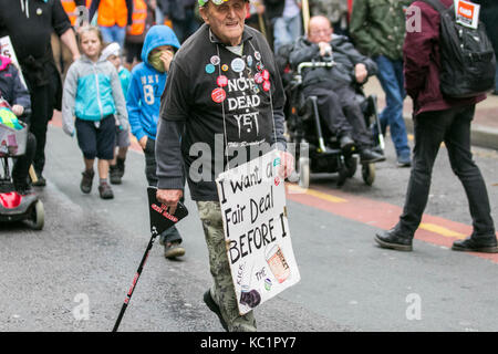 Manchester, Großbritannien. Am 1. Oktober 2017. Tausende von Demonstranten bringen die Straßen von Manchester zum Stillstand Demonstranten nehmen Sie teil an einer massiven "Tories" Protest gegen Sparkurs zu beenden. Anti-Brexit Aktivisten und Aktivistinnen gegen die Sparpolitik der Regierung sind die Rallyes mit dem Start der Parteitag der Konservativen Partei in der Innenstadt veranstaltet wird, zusammenfallen. 100 der Polizei von nebensächlichen Bereichen erstellt werden, in der der Monitor die Veranstaltung mit großen Bereichen der Stadt ein Cordon mit vielen Straßen geschlossen. Kredit. MediaWorldImages/AlamyLiveNews Stockfoto