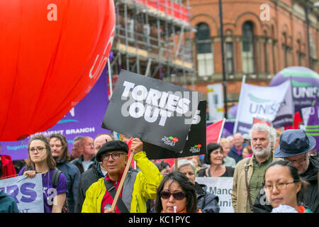 Manchester, Großbritannien. Am 1. Oktober 2017. Tausende von Demonstranten bringen die Straßen von Manchester zum Stillstand Demonstranten nehmen Sie teil an einer massiven "Tories" Protest gegen Sparkurs zu beenden. Anti-Brexit Aktivisten und Aktivistinnen gegen die Sparpolitik der Regierung sind die Rallyes mit dem Start der Parteitag der Konservativen Partei in der Innenstadt veranstaltet wird, zusammenfallen. 100 der Polizei von nebensächlichen Bereichen erstellt werden, in der der Monitor die Veranstaltung mit großen Bereichen der Stadt ein Cordon mit vielen Straßen geschlossen. Kredit. MediaWorldImages/AlamyLiveNews Stockfoto