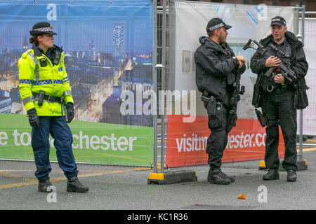 Manchester, Großbritannien. Am 1. Oktober 2017. Autorisierte Feuerwaffen Officer (AFO) ist ein britischer Polizeioffizier Waffen, Polizei, Gewehr, Waffe, Waffen, Militär, Pistole, Pistole, Sicherheit, Wirtschaftskriminalität, Schuß, Gefahr, schwarzen Uniformen, Waffen und Ausrüstung der britischen Polizei an, die den Konservativen jährliche Konferenz, 2018. Stockfoto