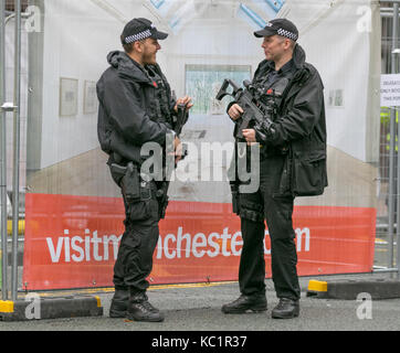 Autorisierte Feuerwaffen Officer (AFO) Ein Britischer Polizist in Manchester, UK. Waffen, Polizei, Polizei, Uniform, britischen, Kraft, Officer, Recht, Waffen, Sicherheit, Kontrolle, England, Patrouille, Gewehr, Waffe, Waffen, Militär, Pistole, Pistole, Sicherheit, Kriminalität, Schutz, Patrouille, Durchsetzung, cop, Kriminalität, Schuß, Gefahr, schwarzen Uniformen, Waffen und Ausrüstung der britischen Polizei an, die bei der konservativen jährliche Konferenz, 2018. Stockfoto