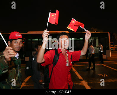 Shanghai, China. 1. Okt 2017. Chinesische Staatsbürger wave kleine chinesische Nationale Fahnen, wie sie in den internationalen Flughafen Shanghai Hongqiao in Shanghai, China, Oktober 1, 2017. In Antigua und Barbuda geschützten nach Hurrikan Maria verwüstete der Karibischen Insel Dominica, 377 chinesische an Bord von zwei gecharterte Flugzeuge an China Eastern Airlines an Sept. 30 hatte und kam in Shanghai am Sonntag. Credit: Ding Ting/Xinhua/Alamy leben Nachrichten Stockfoto