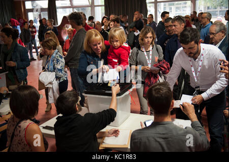 Barcelona, Katalonien. Oktober 1, 2017. Auch die Gewalt von der Polizei in Übereinstimmung mit den Anordnungen der spanischen Regierung, der Abstimmungen mit der Normalität und in einer festlichen Atmosphäre. Stockfoto