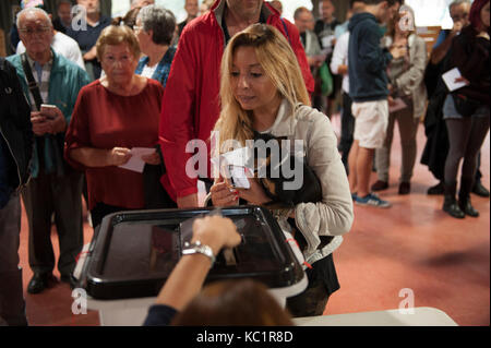 Barcelona, Katalonien. Oktober 1, 2017. Auch die Gewalt von der Polizei in Übereinstimmung mit den Anordnungen der spanischen Regierung, der Abstimmungen mit der Normalität und in einer festlichen Atmosphäre. Stockfoto