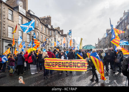 Edinburgh, Großbritannien. 01 Okt, 2017. Die Demonstranten versammeln sich vor dem Spanischen Konsulat auf North Castle Street, Edinburgh, Schottland, gegen die Antwort der spanischen Regierung auf die Unabhängigkeit Volksabstimmung in Katalonien am 1. Oktober 2017 protestieren. Credit: Andy Catlin/Alamy leben Nachrichten Stockfoto