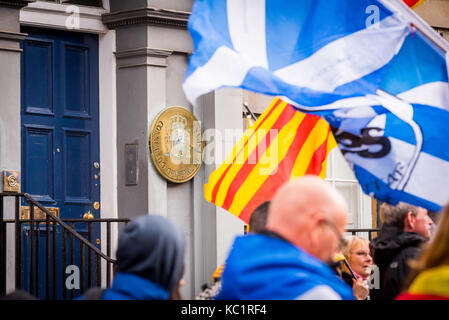 Edinburgh, Großbritannien. 01 Okt, 2017. Die Demonstranten versammeln sich vor dem Spanischen Konsulat auf North Castle Street, Edinburgh, Schottland, gegen die Antwort der spanischen Regierung auf die Unabhängigkeit Volksabstimmung in Katalonien am 1. Oktober 2017 protestieren. Credit: Andy Catlin/Alamy leben Nachrichten Stockfoto