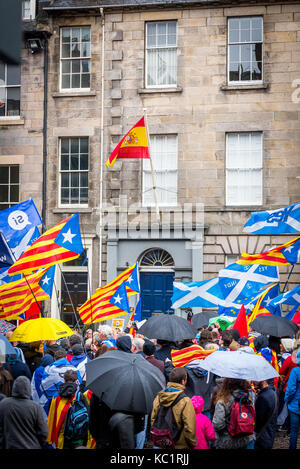 Edinburgh, Großbritannien. 01 Okt, 2017. Die Demonstranten versammeln sich vor dem Spanischen Konsulat auf North Castle Street, Edinburgh, Schottland, gegen die Antwort der spanischen Regierung auf die Unabhängigkeit Volksabstimmung in Katalonien am 1. Oktober 2017 protestieren. Credit: Andy Catlin/Alamy leben Nachrichten Stockfoto