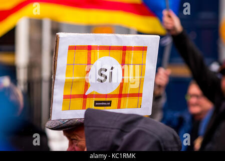 Edinburgh, Großbritannien. 01 Okt, 2017. Die Demonstranten versammeln sich vor dem Spanischen Konsulat auf North Castle Street, Edinburgh, Schottland, gegen die Antwort der spanischen Regierung auf die Unabhängigkeit Volksabstimmung in Katalonien am 1. Oktober 2017 protestieren. Credit: Andy Catlin/Alamy leben Nachrichten Stockfoto