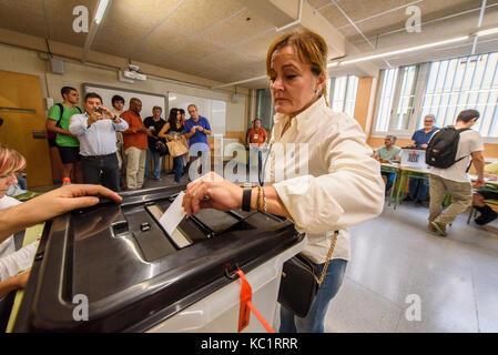 Mataro, Barcelona, Spanien. Am 1. Oktober 2017. Menschen während des Referendums über die Unabhängigkeit Kataloniens in Mataró (Barcelona, Katalonien, Spanien) Credit: Eduardo Fuster Salamero/Alamy leben Nachrichten Stockfoto