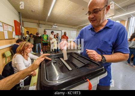 Mataro, Barcelona, Spanien. Am 1. Oktober 2017. Menschen während des Referendums über die Unabhängigkeit Kataloniens in Mataró (Barcelona, Katalonien, Spanien) Credit: Eduardo Fuster Salamero/Alamy leben Nachrichten Stockfoto