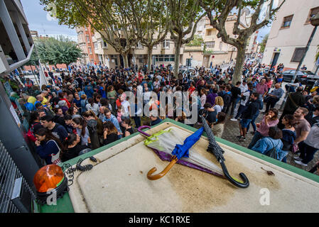 Mataro, Barcelona, Spanien. Am 1. Oktober 2017. Menschen während des Referendums über die Unabhängigkeit Kataloniens in Mataró (Barcelona, Katalonien, Spanien) Credit: Eduardo Fuster Salamero/Alamy leben Nachrichten Stockfoto