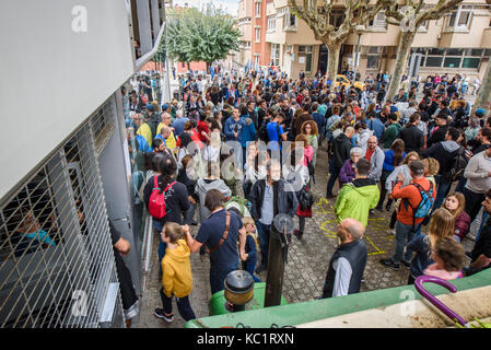 Mataro, Barcelona, Spanien. Am 1. Oktober 2017. Menschen während des Referendums über die Unabhängigkeit Kataloniens in Mataró (Barcelona, Katalonien, Spanien) Credit: Eduardo Fuster Salamero/Alamy leben Nachrichten Stockfoto